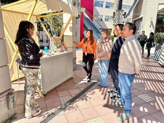 Emprendedores del FOSIS venden sus productos en el sector Aires de Mall Plaza La Serena