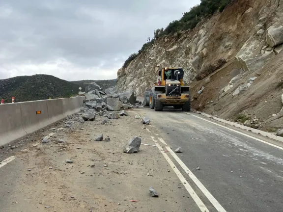 VIDEO ┃Despejan ruta D-605 afectada por roca de gran tamaño caída tras últimas lluvias en Limarí