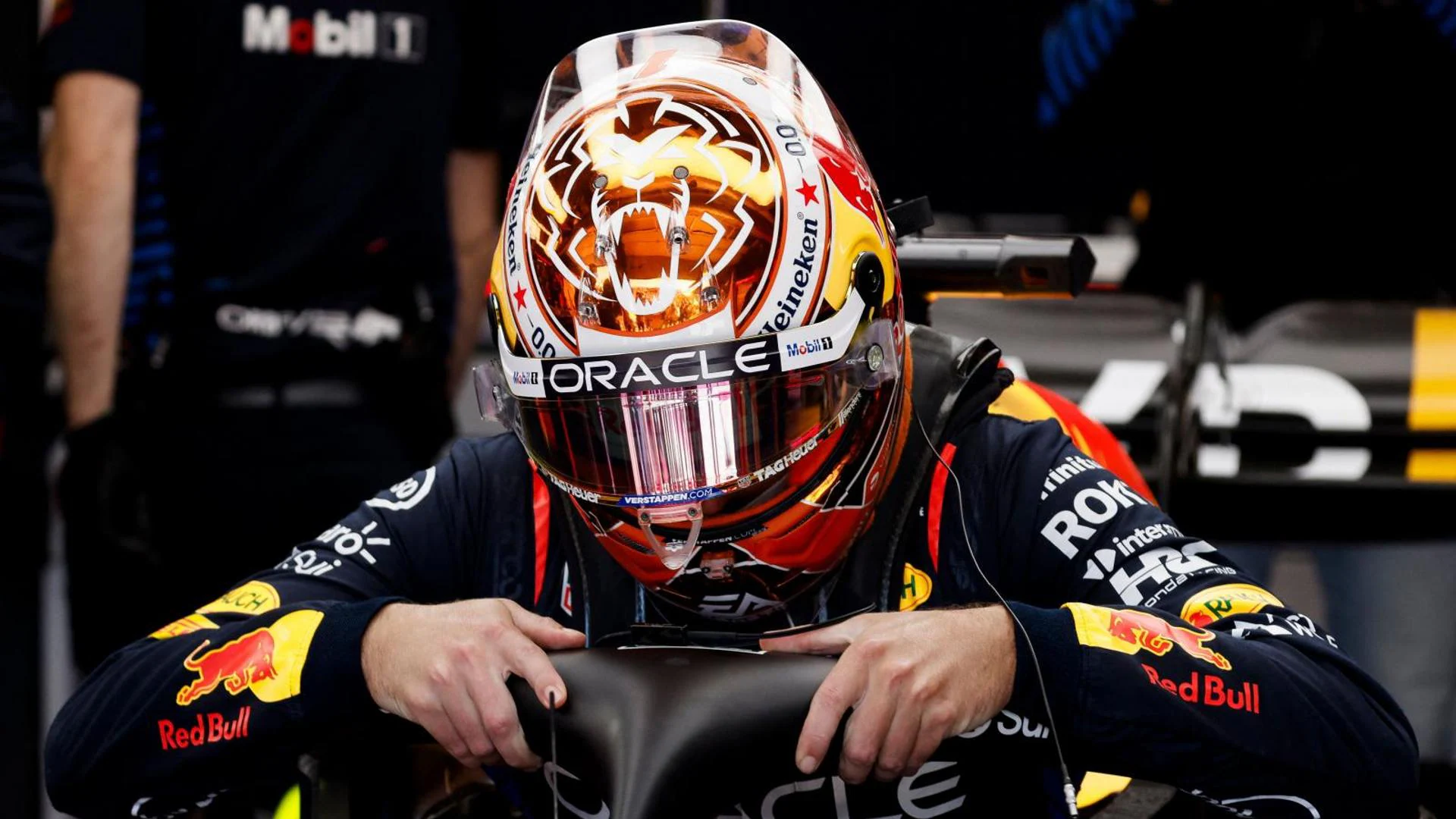A Verstappen le crecen los enemigos en casa