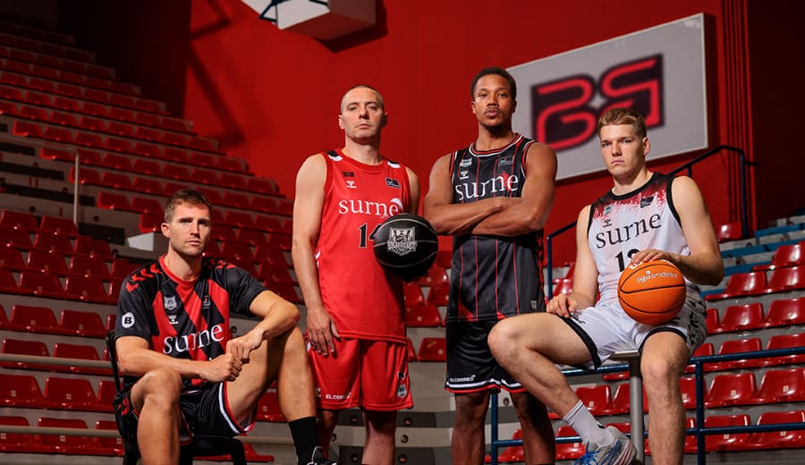 El recuerdo de Bilbao Basket a sus orígenes en las equipaciones de su 25 aniversario