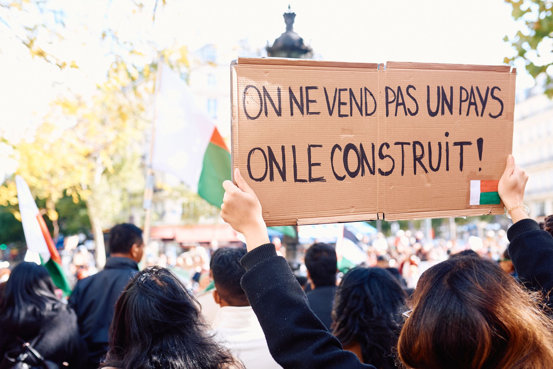 Barricadas en París evocan el Mayo Francés durante las protestas del sábado