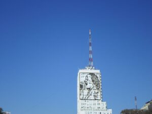 Canal 7 y TV Pública: una historia de cambios de nombre, disputas políticas y medios estatales