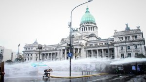 Detuvieron al padre Paco, Lucas García y Cristian Valderrama durante una protesta de jubilados