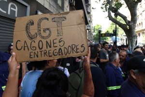 El empleo registrado acumula 14 meses de caída y se perdieron más de 370.000 puestos desde diciembre de 2023