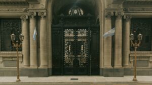 El FMI habilita un desembolso de US$ 900 millones y sostiene las exigencias de ajuste para Argentina