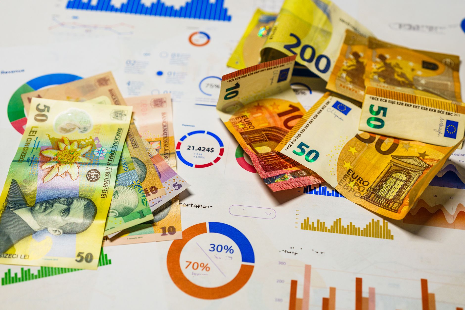 El riesgo país y el dólar vuelven a subir, mientras el mercado prevé más inflación y recesión