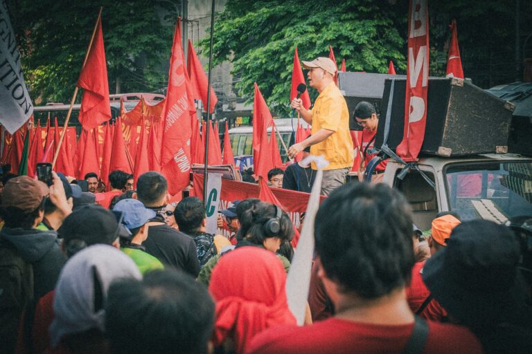 Francia: una jornada de movilización masiva y creciente radicalización en todo el país