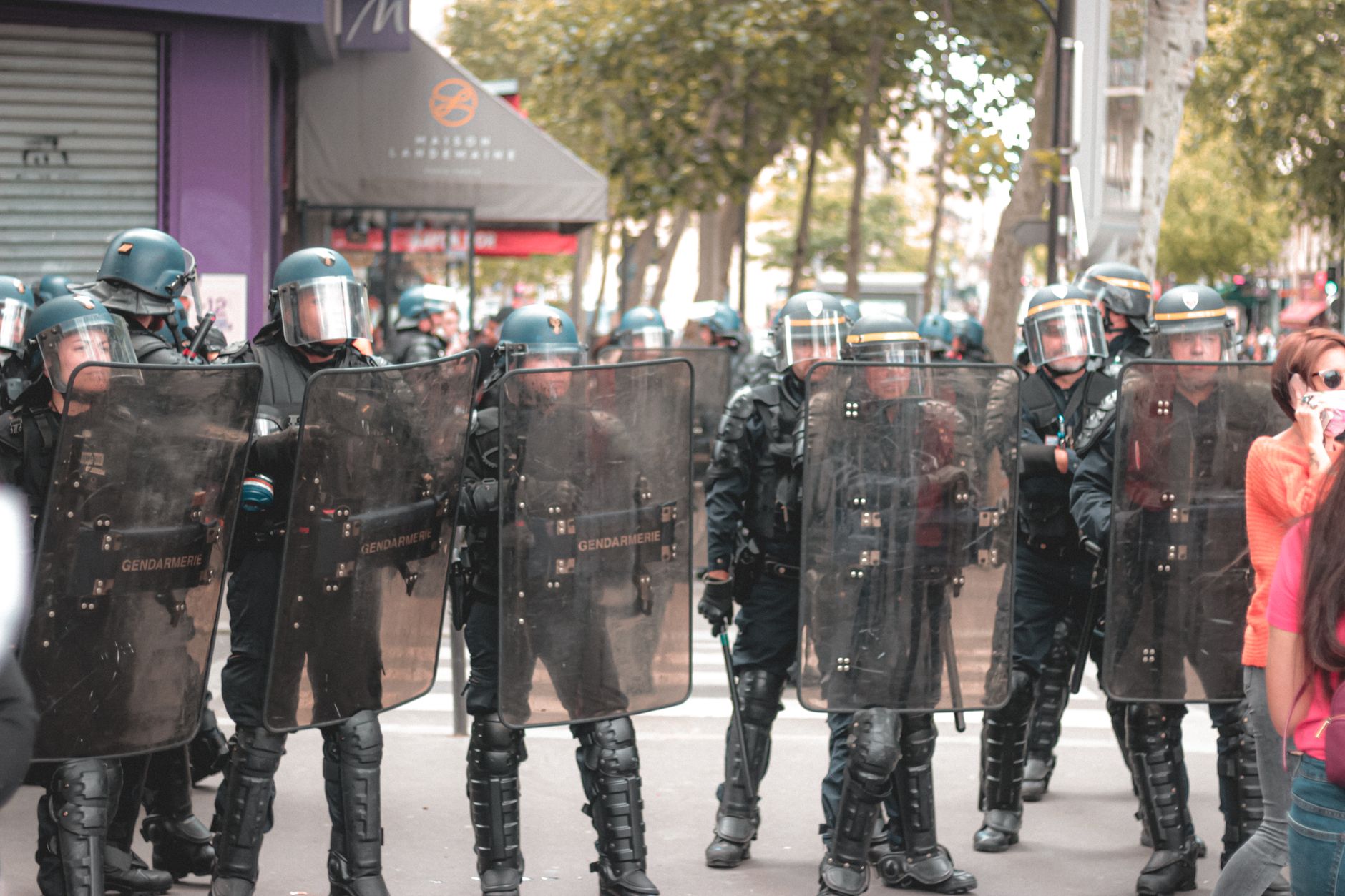 Macron endurece las restricciones a las protestas mientras crecen las movilizaciones en Europa