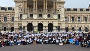 Más de 600 residentes realizaron un paro y movilización en La Plata