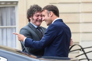 Milei promociona inversiones en París en medio de protestas estudiantiles en Francia