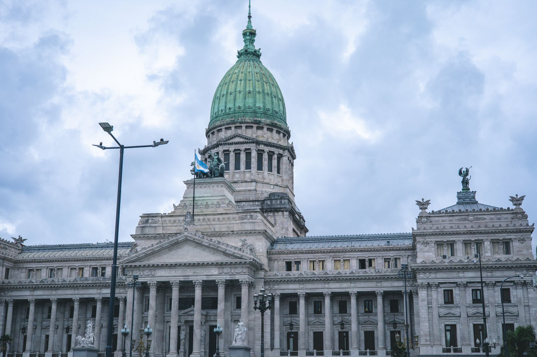 Milei reunió a gobernadores aliados en Francia durante la Argentina Week