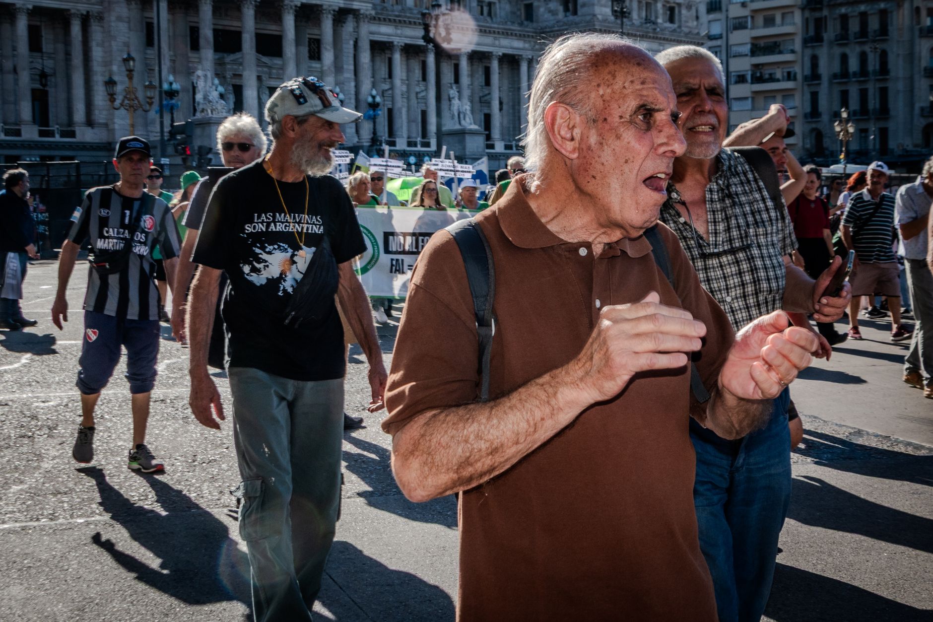 Multitudinarias protestas contra el DNU 70/2023 y por la educación pública, con 31 detenidos tras la represión